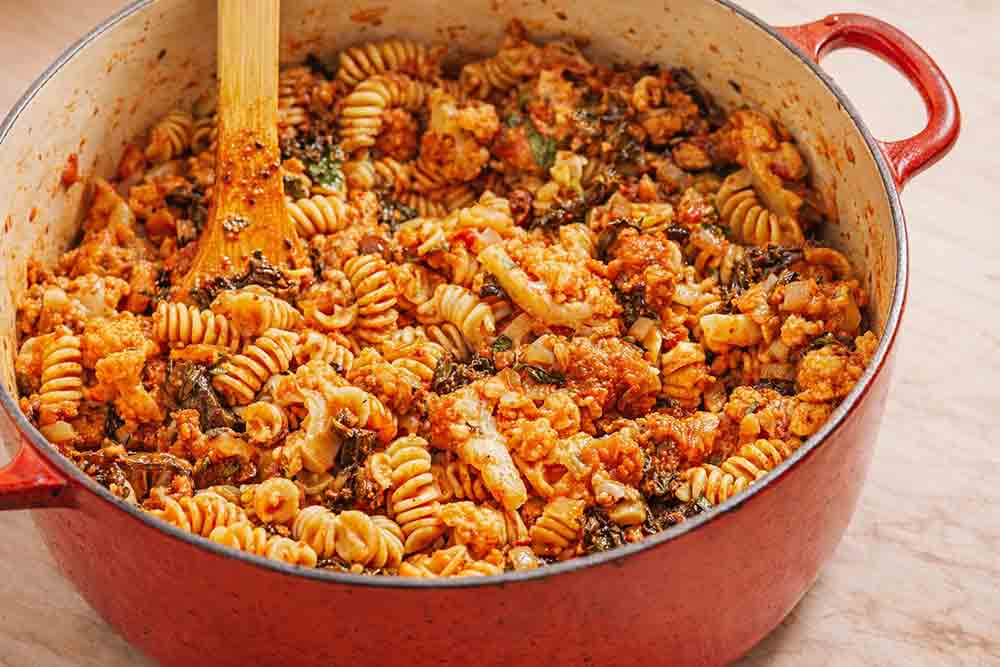 Pâtes à la saucisse végétalienne, au chou-fleur et au chou frisé