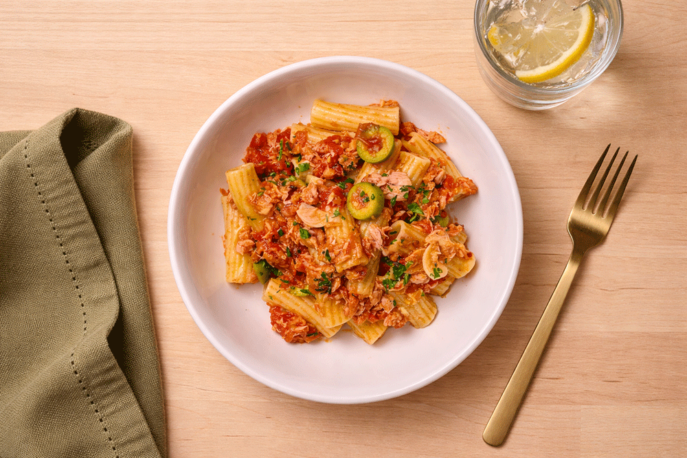 Rigatoni à la sauce tomate avec thon et olives