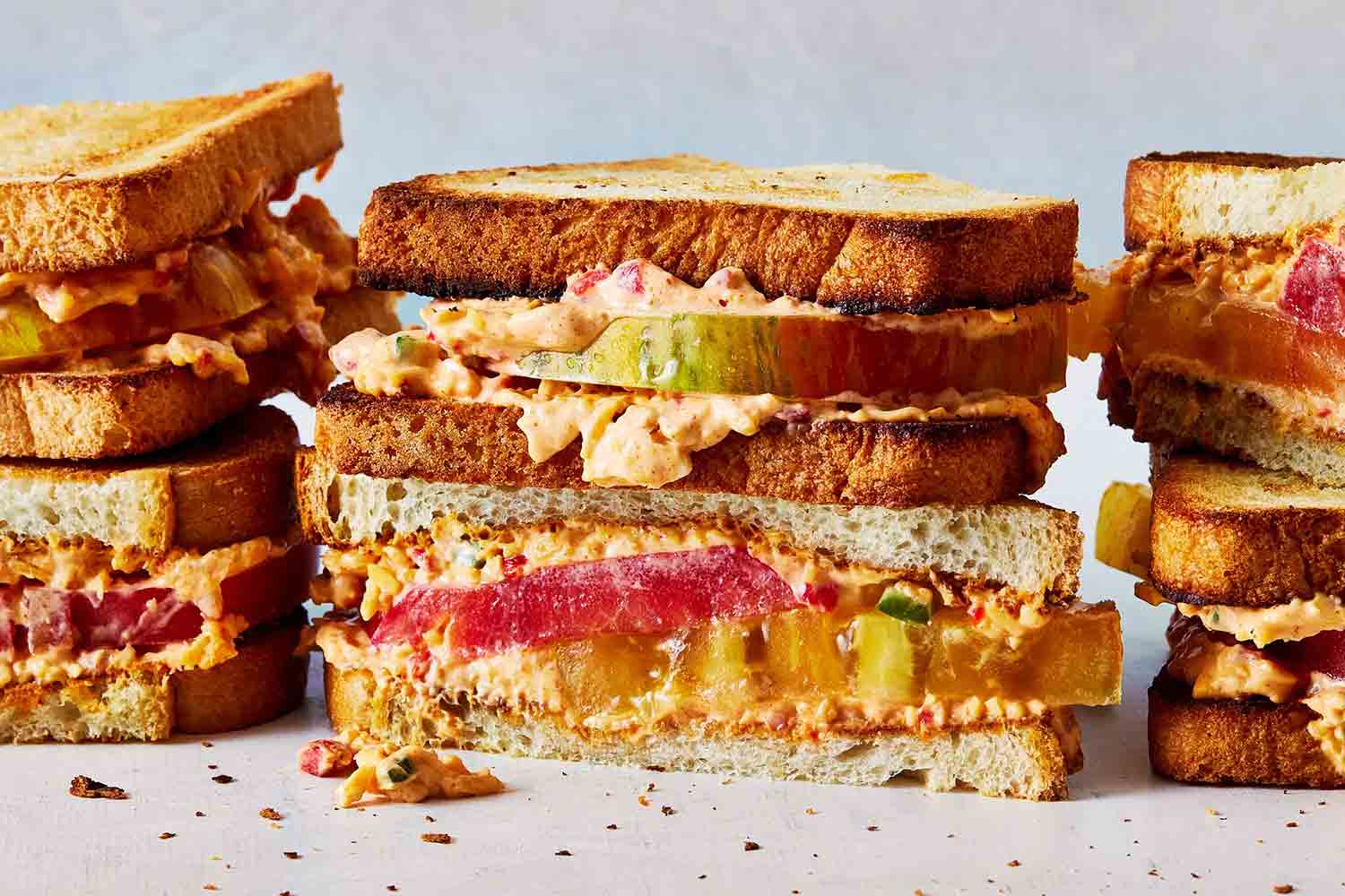 Sandwich aux tomates et au fromage pimenté