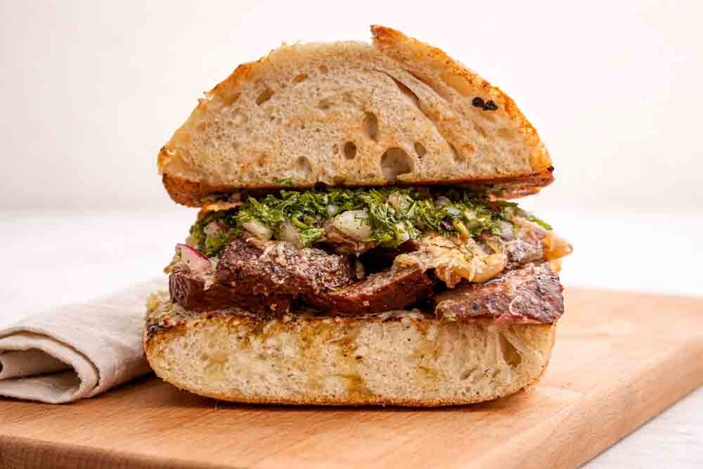 Sandwichs de steak de bison mariné