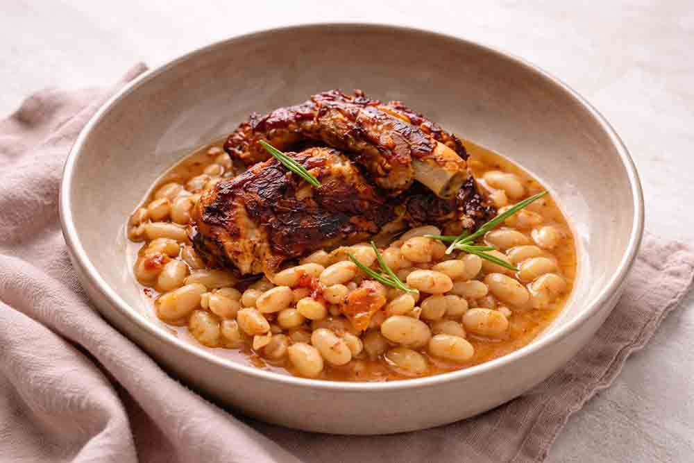 Travers de porc glacés à la mijoteuse avec haricots blancs